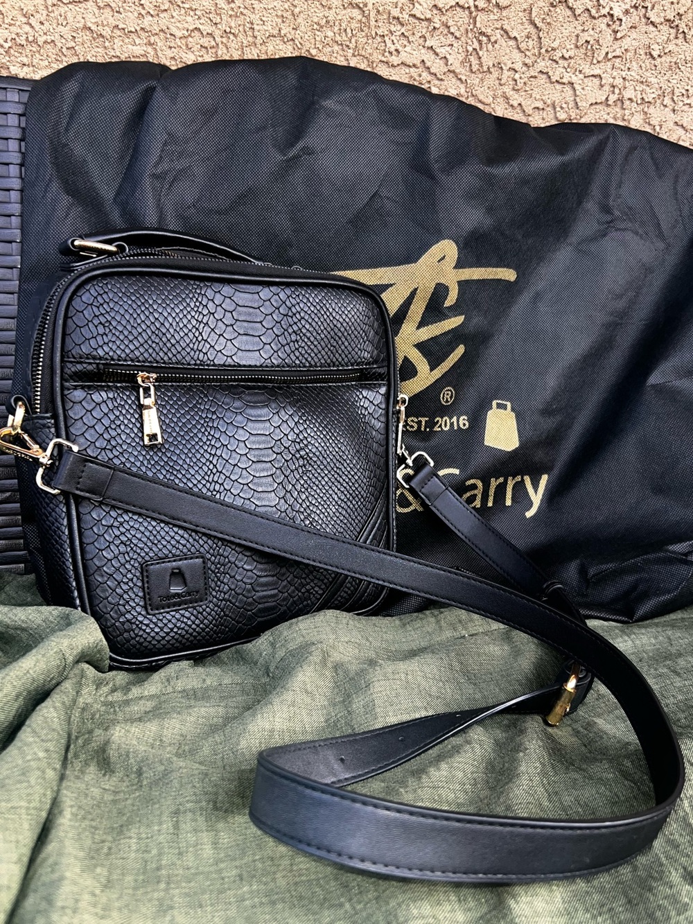 Black Textured Crossbody Bag w/Gold Hardware